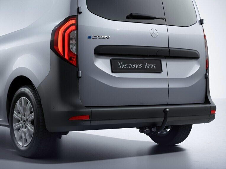 Dragkrok på en elektrisk Mercedes-Benz transportbil