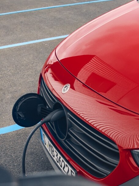 En Mercedes-Benz eCitan laddar vid laddstolpe