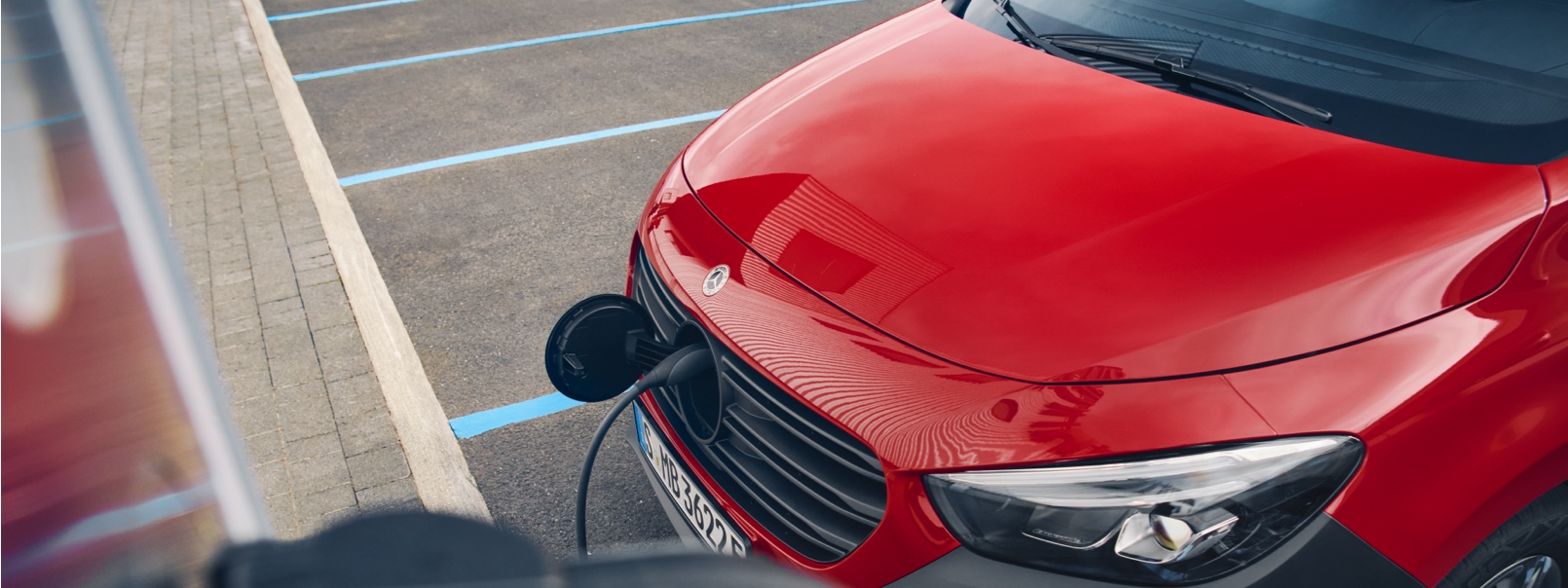 Leasa helelektriska eCitan | Mercedes-Benz Transportbilar Röd eCitan skåpbil ansluten för laddning