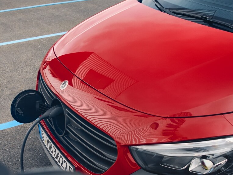 Röd eCitan skåpbil ansluten för laddning