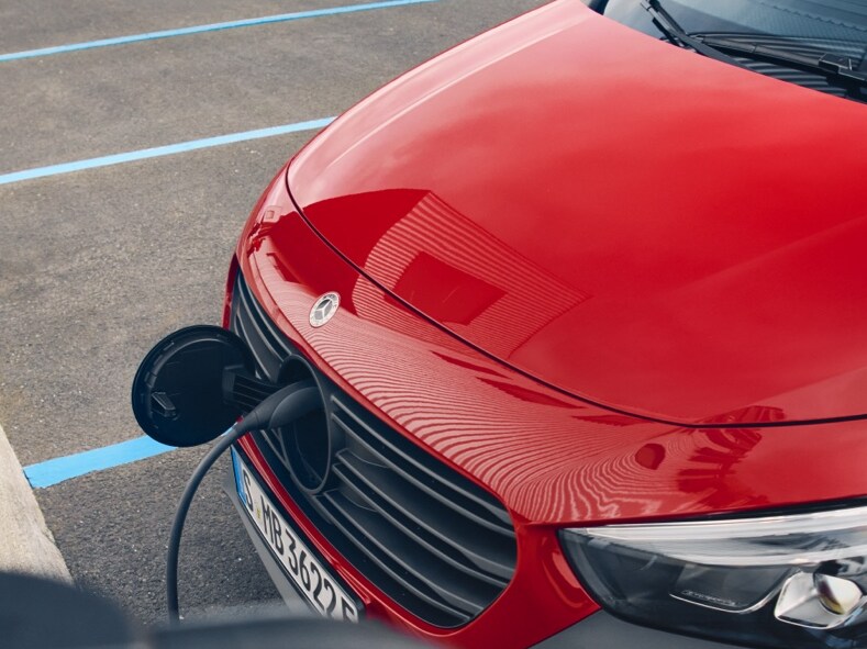 En Mercedes-Benz eCitan laddar vid laddstolpe