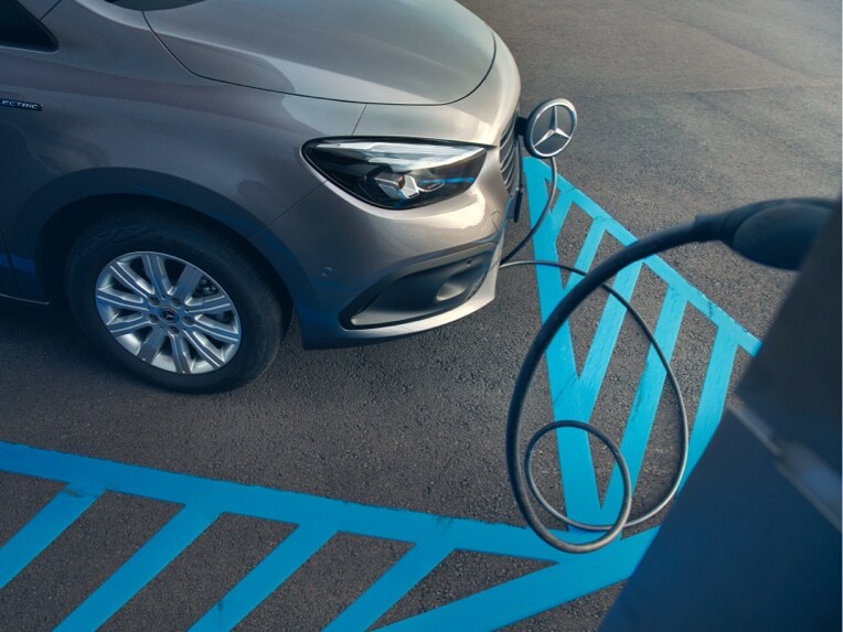 Laddning av högvoltsbatteriet i Mercedes-Benz eCitan Tourer