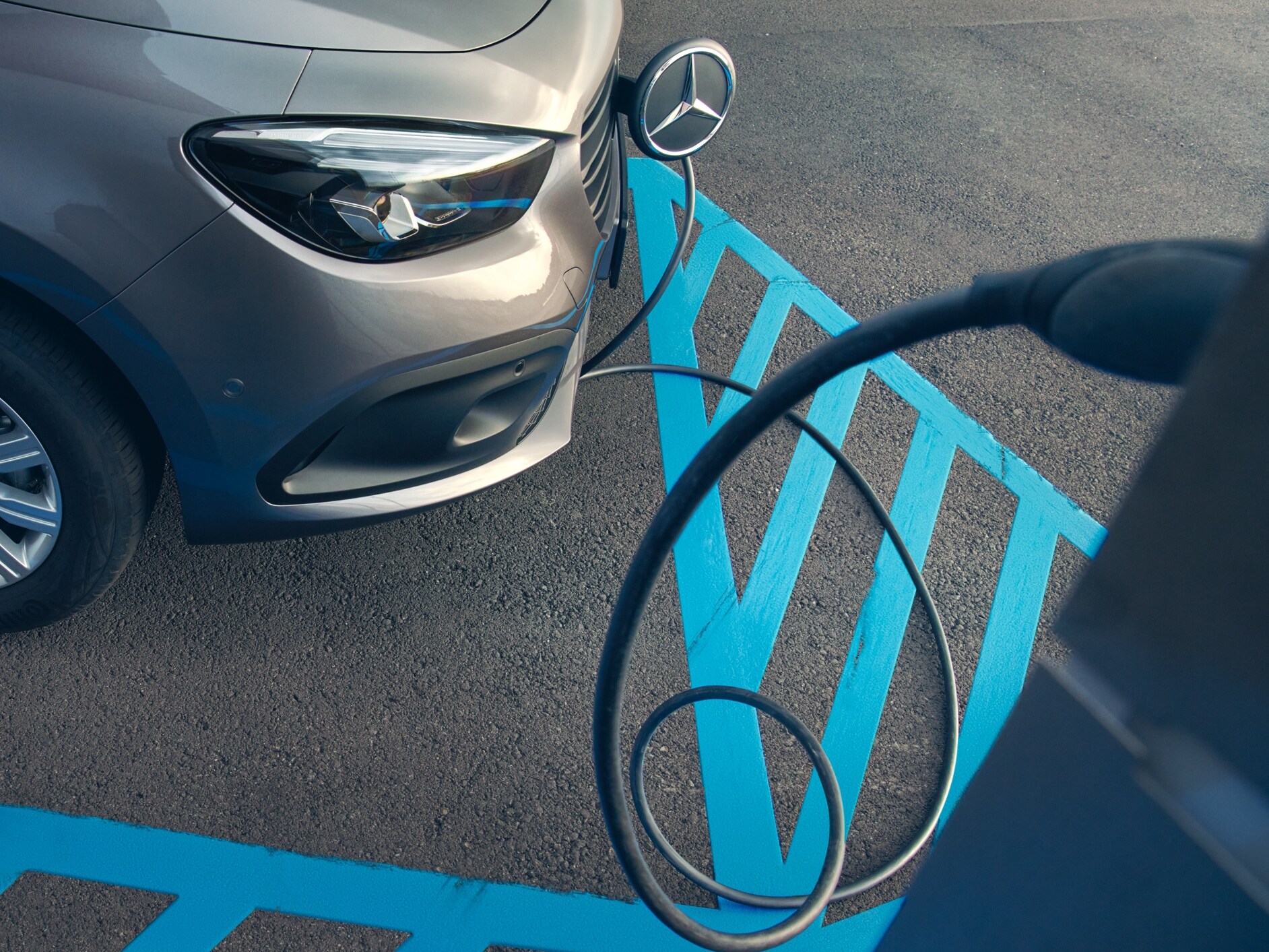 Mercedes-Benz eCitan Tourer som laddas.