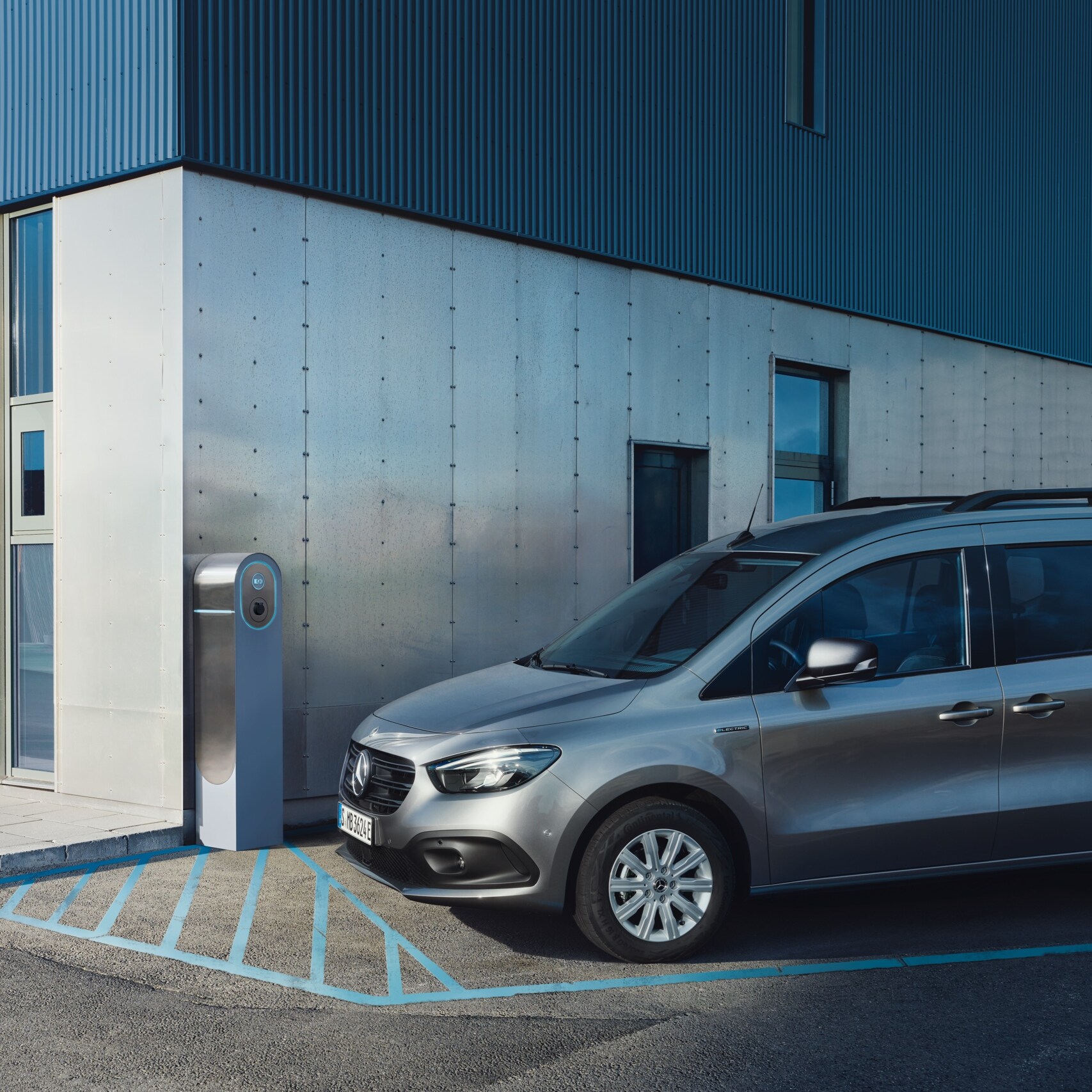 Mercedes-Benz eCitan Tourer vid en laddningsstation.
