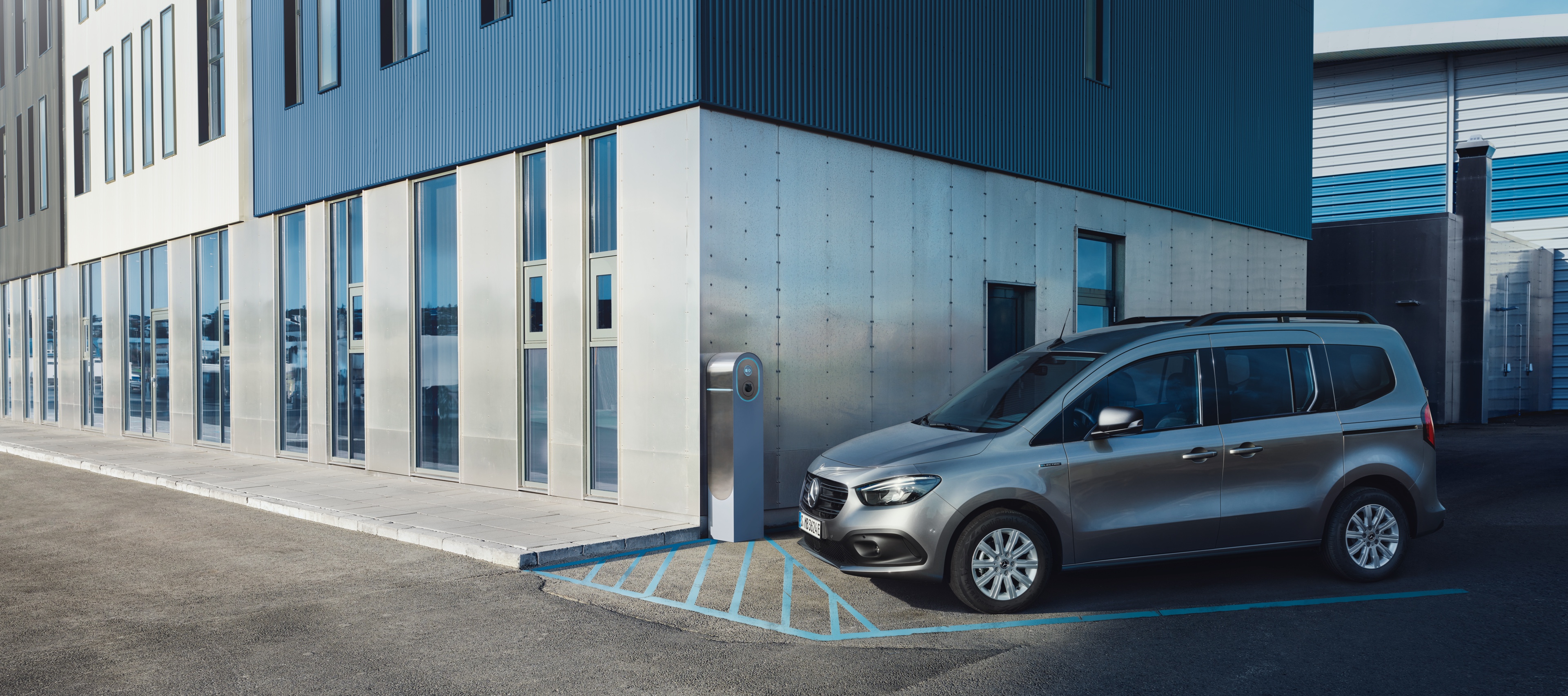 eCitan Tourer | Mercedes-Benz Mercedes-Benz eCitan Tourer vid en laddningsstation.