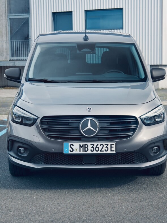 Parkerad Mercedes-Benz eCitan Tourer sedd framifrån
