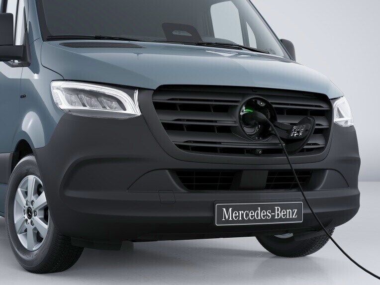 CCS-ladduttaget på Mercedes-Benz eSprinter Chassi med isatt laddkabel