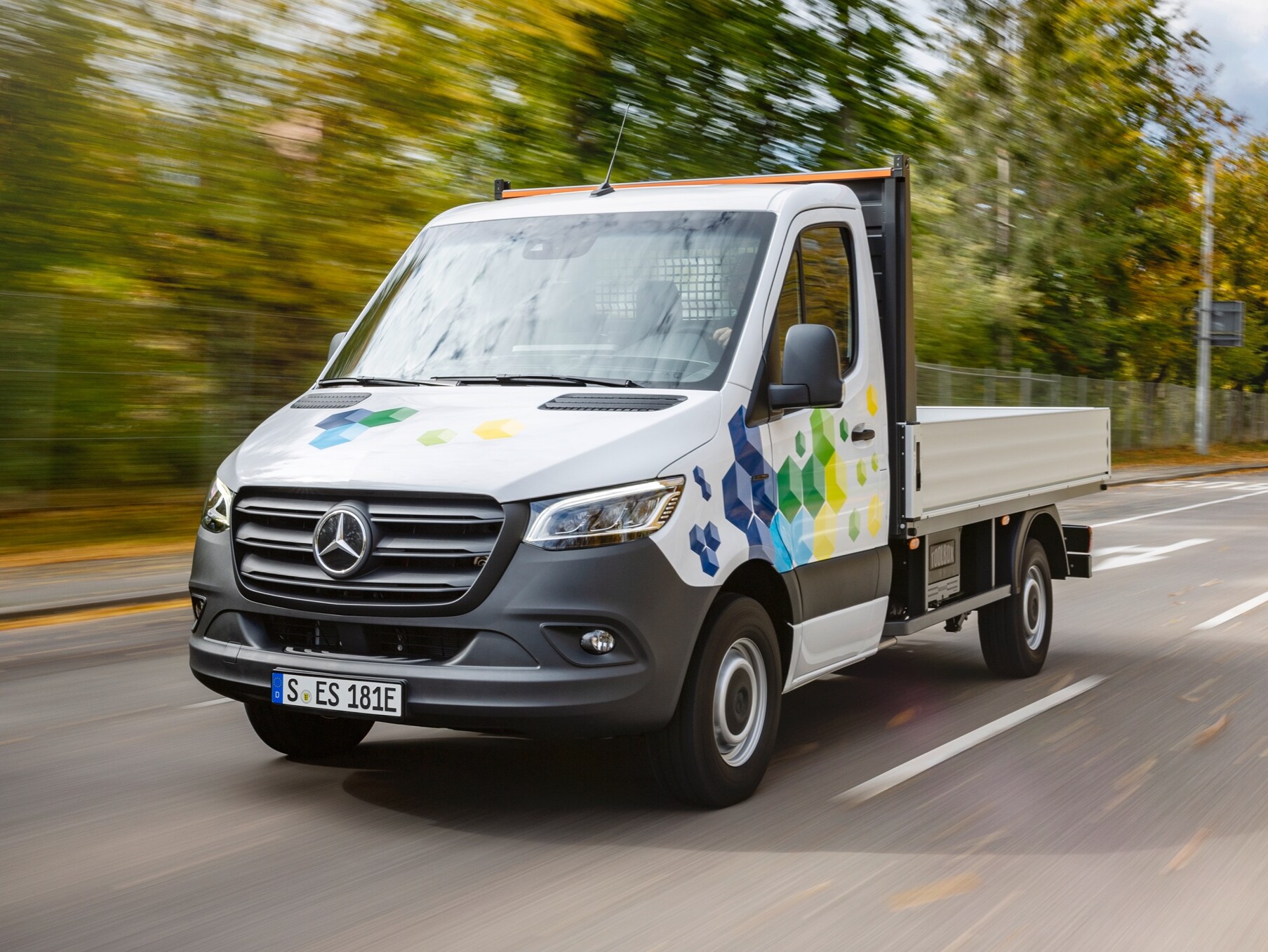 eSprinter Chassis från Mercedes-Benz kör på vägen