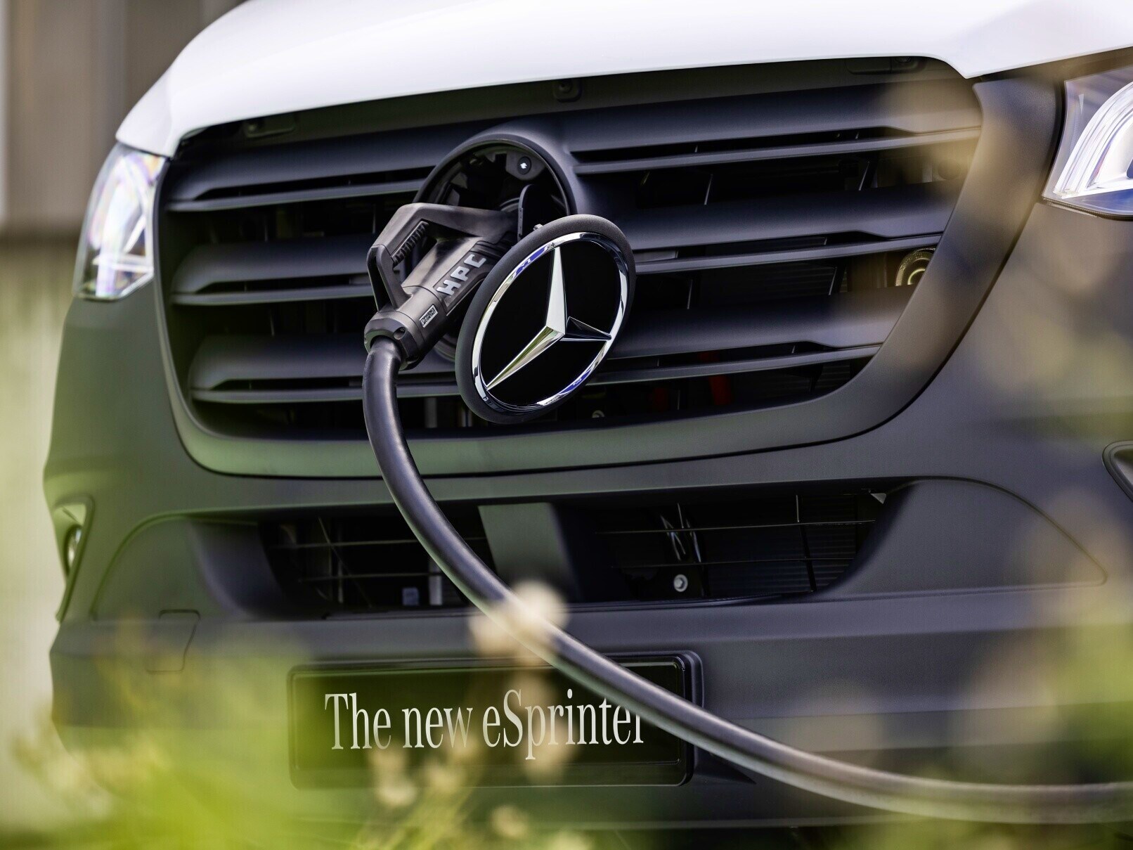 Mercedes-Benz eSprinter Skåpbil med isatt laddkabel