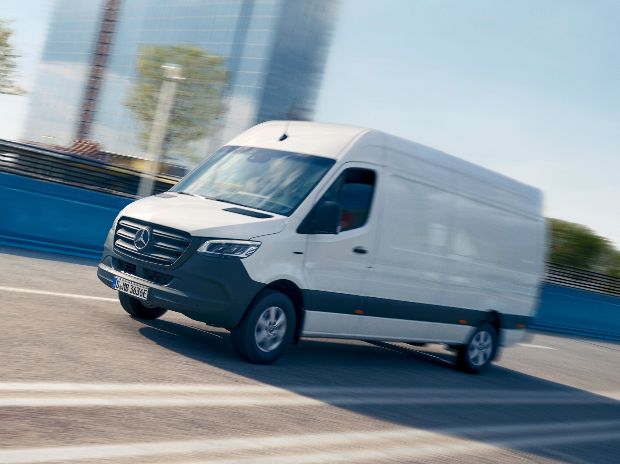 Vit eSprinter skåpbil kör på motorvägen