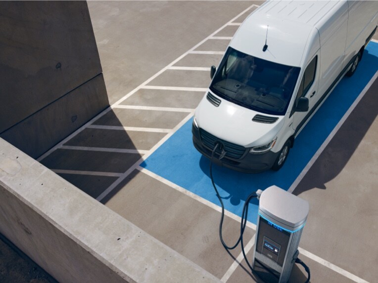 Mercedes-Benz eSprinter Skåpbil vid en laddningsstation