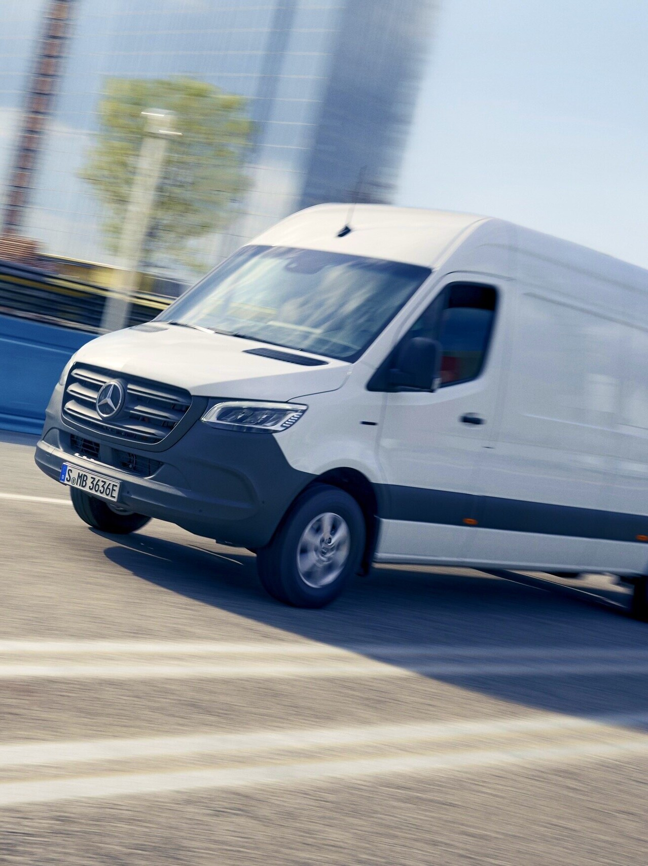 Vit eSprinter Skåpbil från Mercedes-Benz kör på motorväg