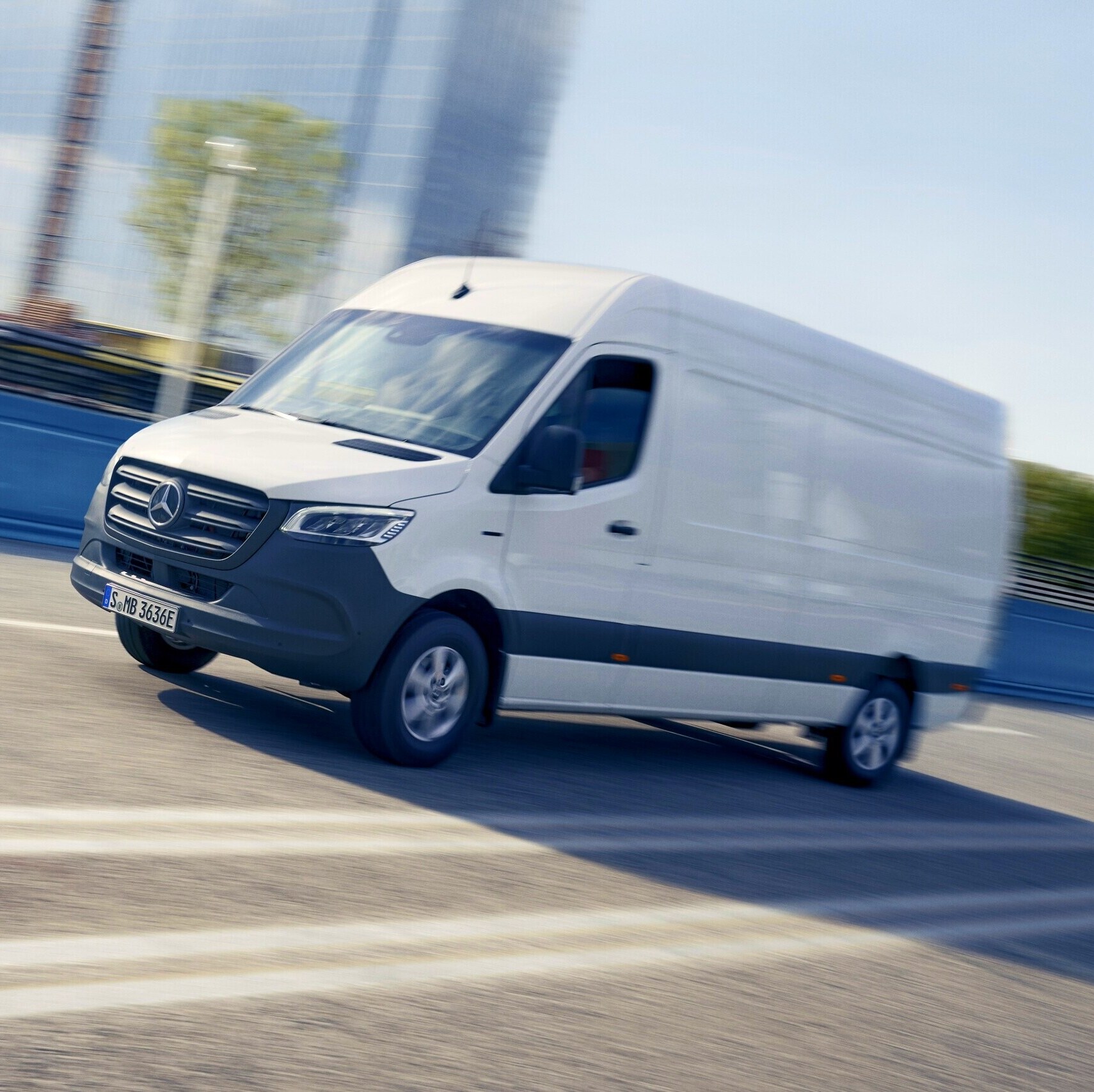Mercedes-Benz eSprinter Skåpbil som kör på en motorväg