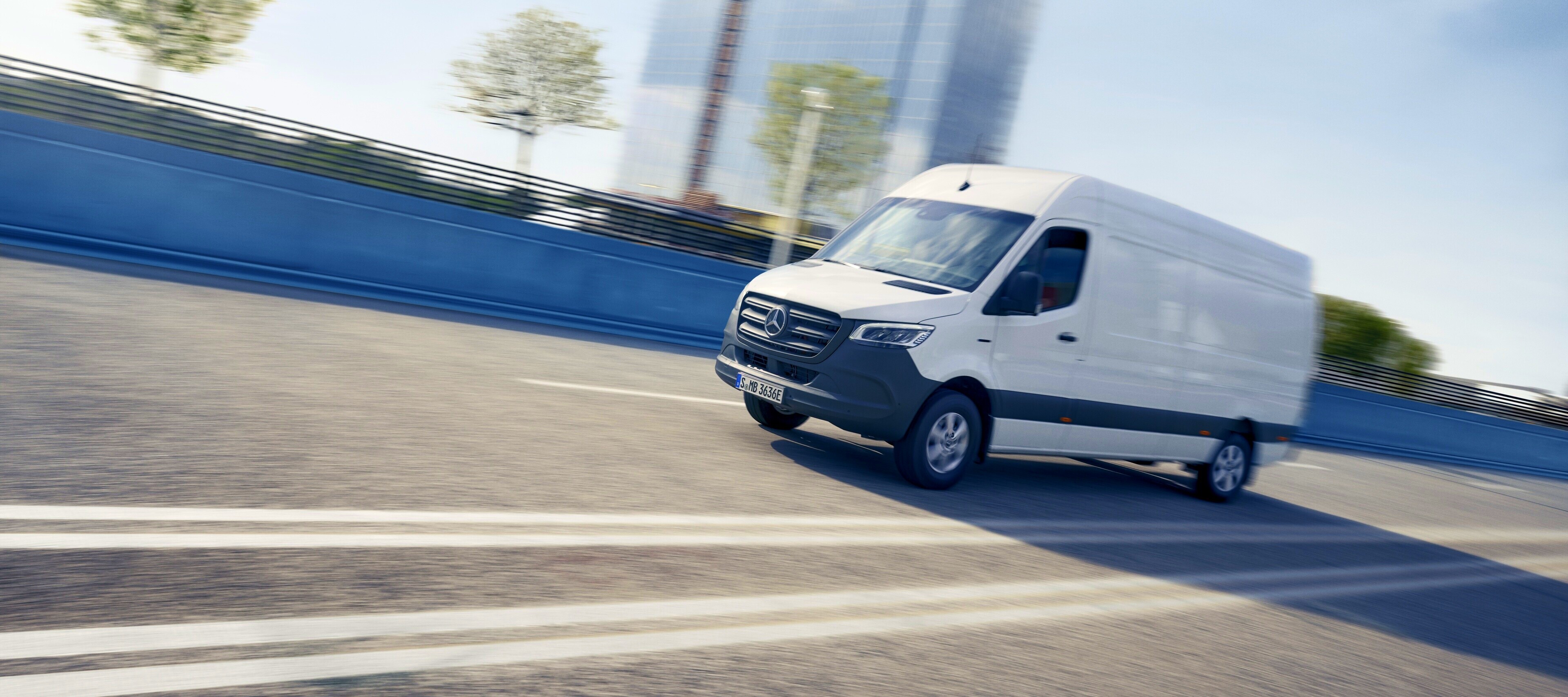Klimatpremie | Mercedes-Benz Transportbilar Mercedes-Benz eSprinter Skåpbil som kör på en motorväg