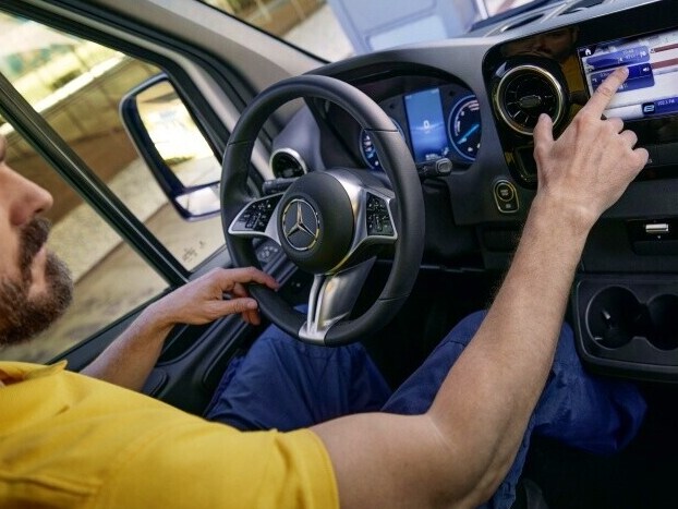 Man använder MBUX multimediesystem i sin eltransportbil från Mercedes-Benz