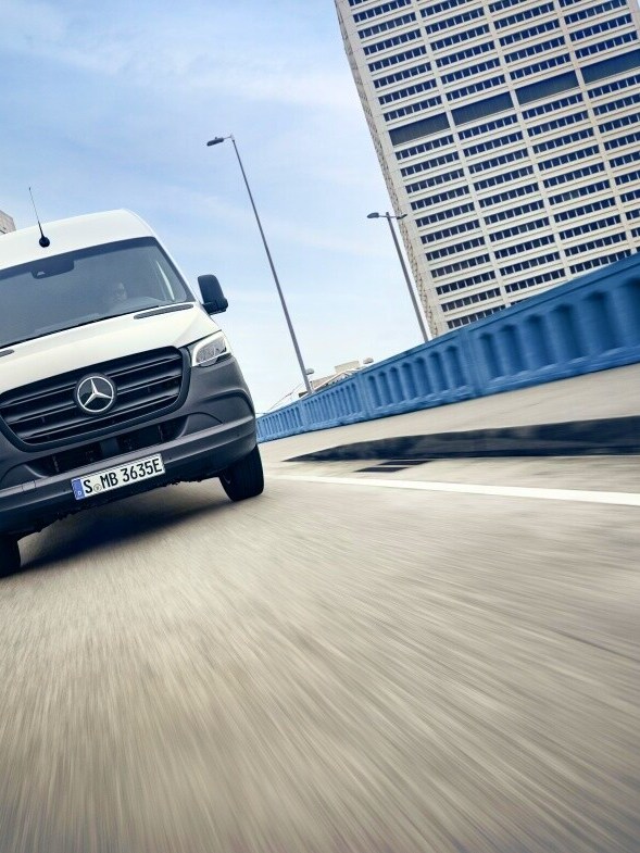 Mercedes-Benz transportbil framifrån körande på motorväg