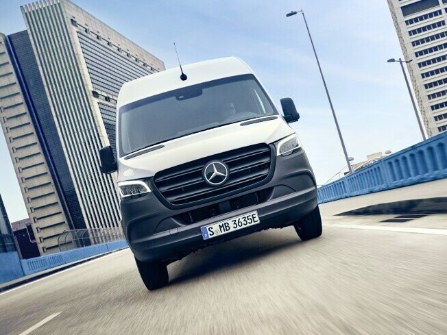 Mercedes-Benz transportbil framifrån körande på motorväg