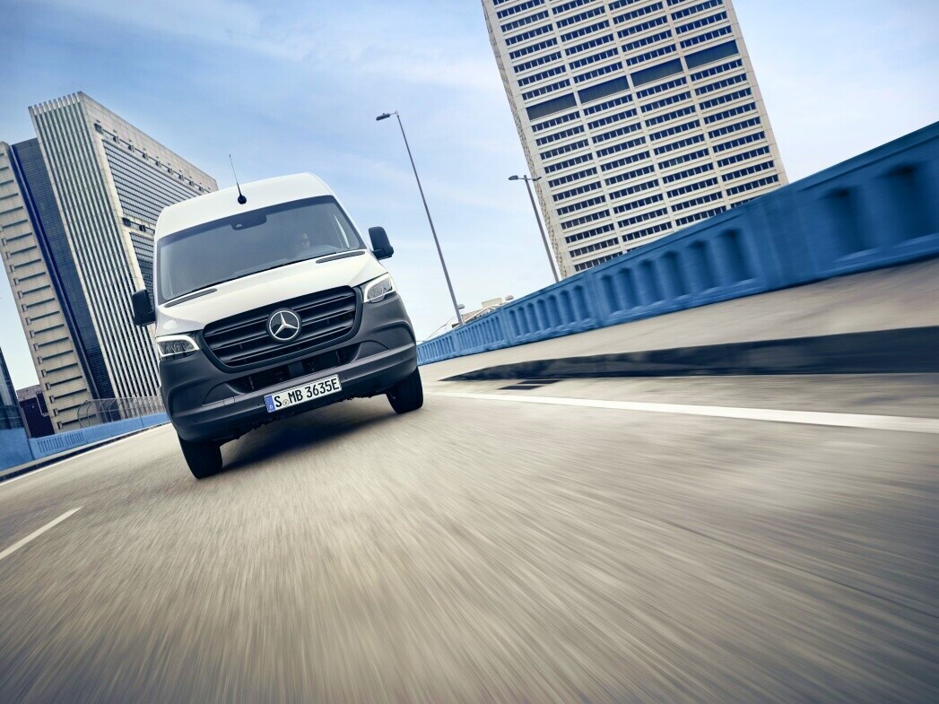 Körning och räckvidd | Mercedes-Benz Transportbilar Mercedes-Benz transportbil framifrån körande på motorväg