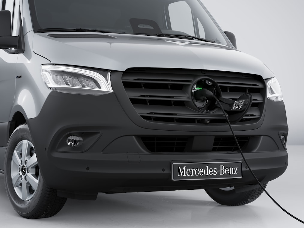 Ladduttaget på Mercedes-Benz eSprinter skåpbil med isatt laddkabel.