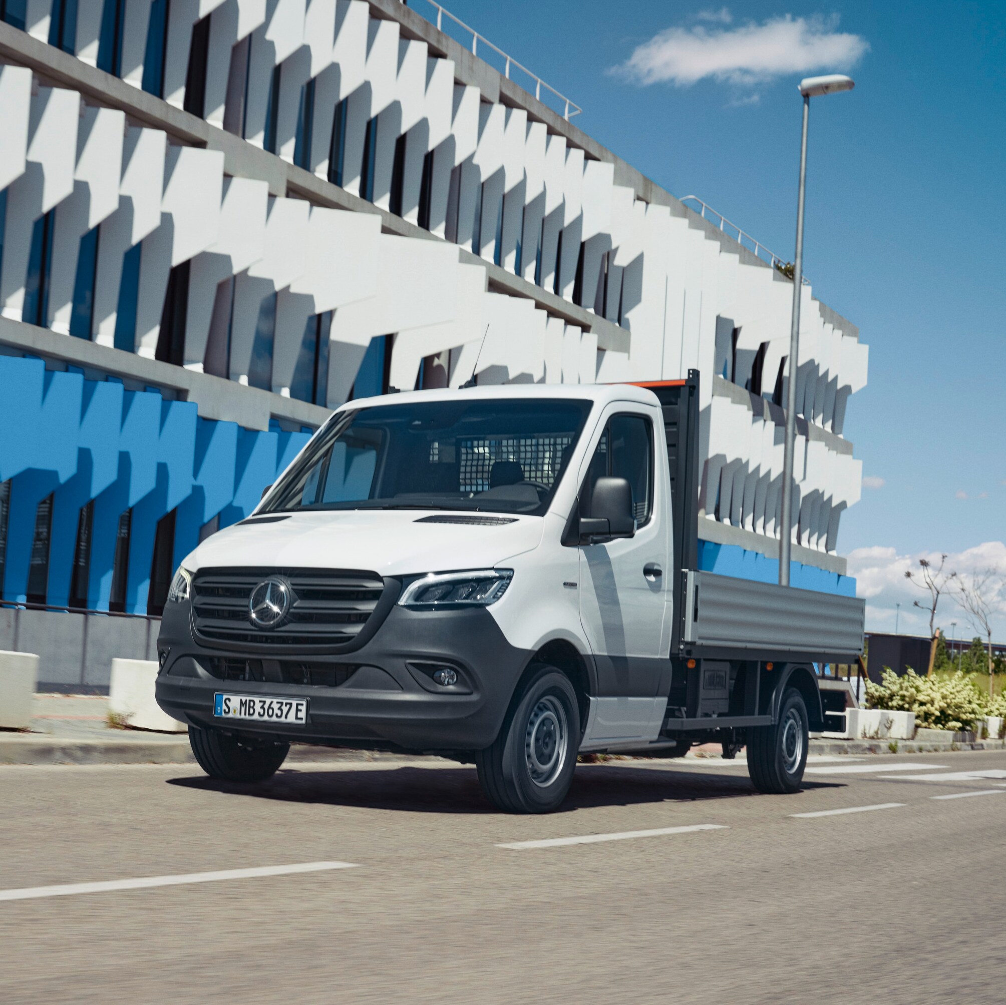 eSprinter Flakbil från Mercedes-Benz kör på vägen.
