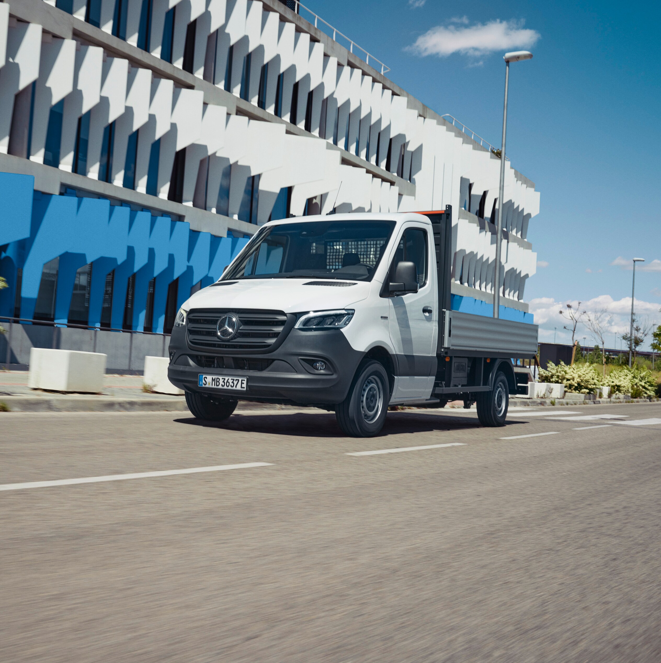 Mercedes-Benz eSprinter Flakbil på vägen.