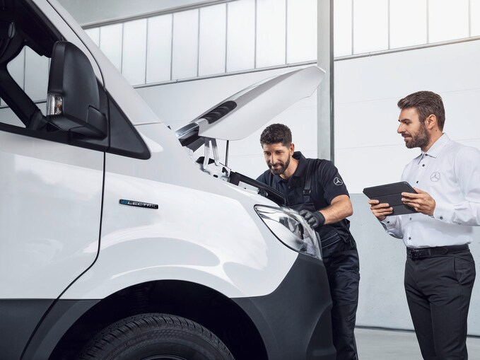 Mercedes-Benz servicemedarbetare utför servicekontroll på transportbil