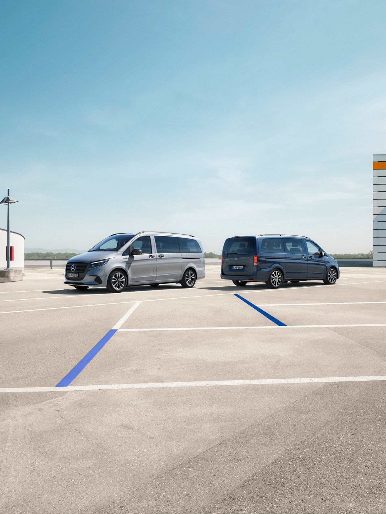 Vito Tourer och eVito Tourer står på en parkeringsplats.