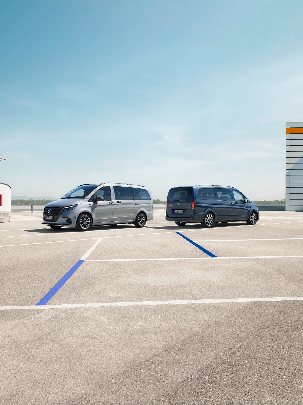 eVito Tourer och Vito Tourer står på en parkeringsplats