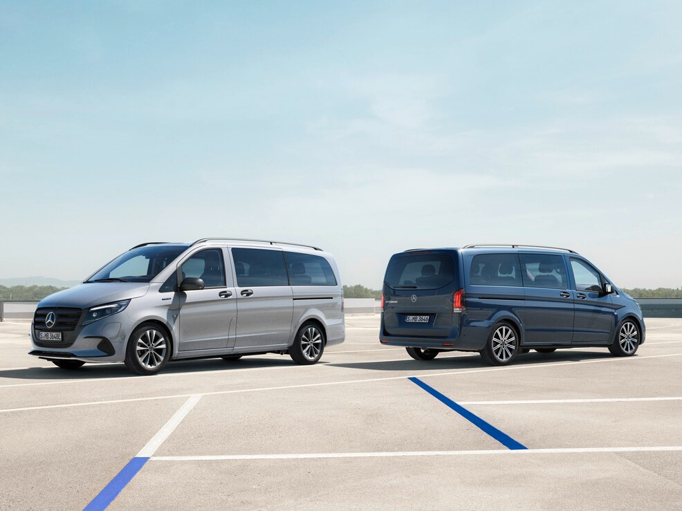 eVito Tourer och Vito Tourer står på en parkeringsplats.