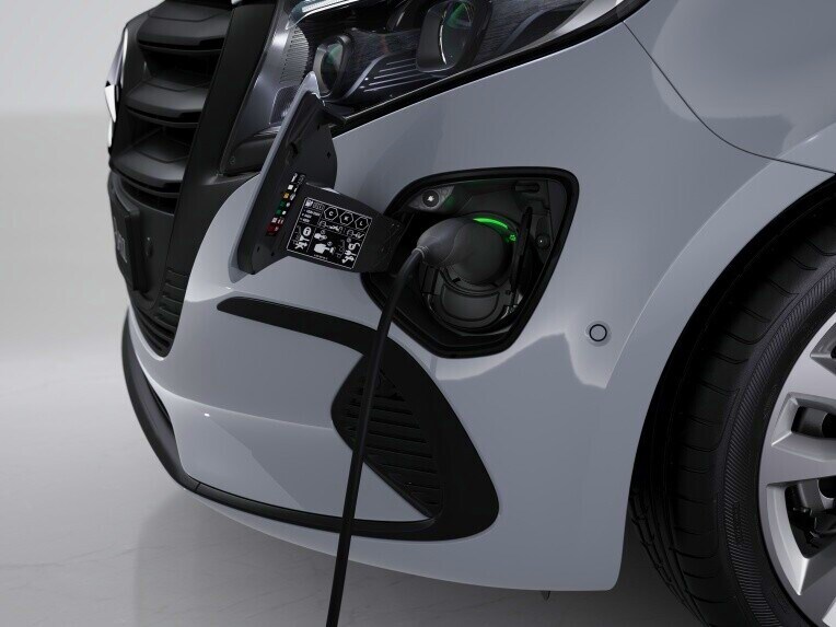 Elektrisk Mercedes-Benz Transportbil laddas