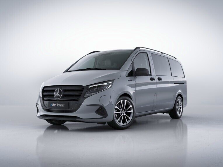 Grå Mercedes-Benz Vito Grundchassi Plus sedd snett framifrån