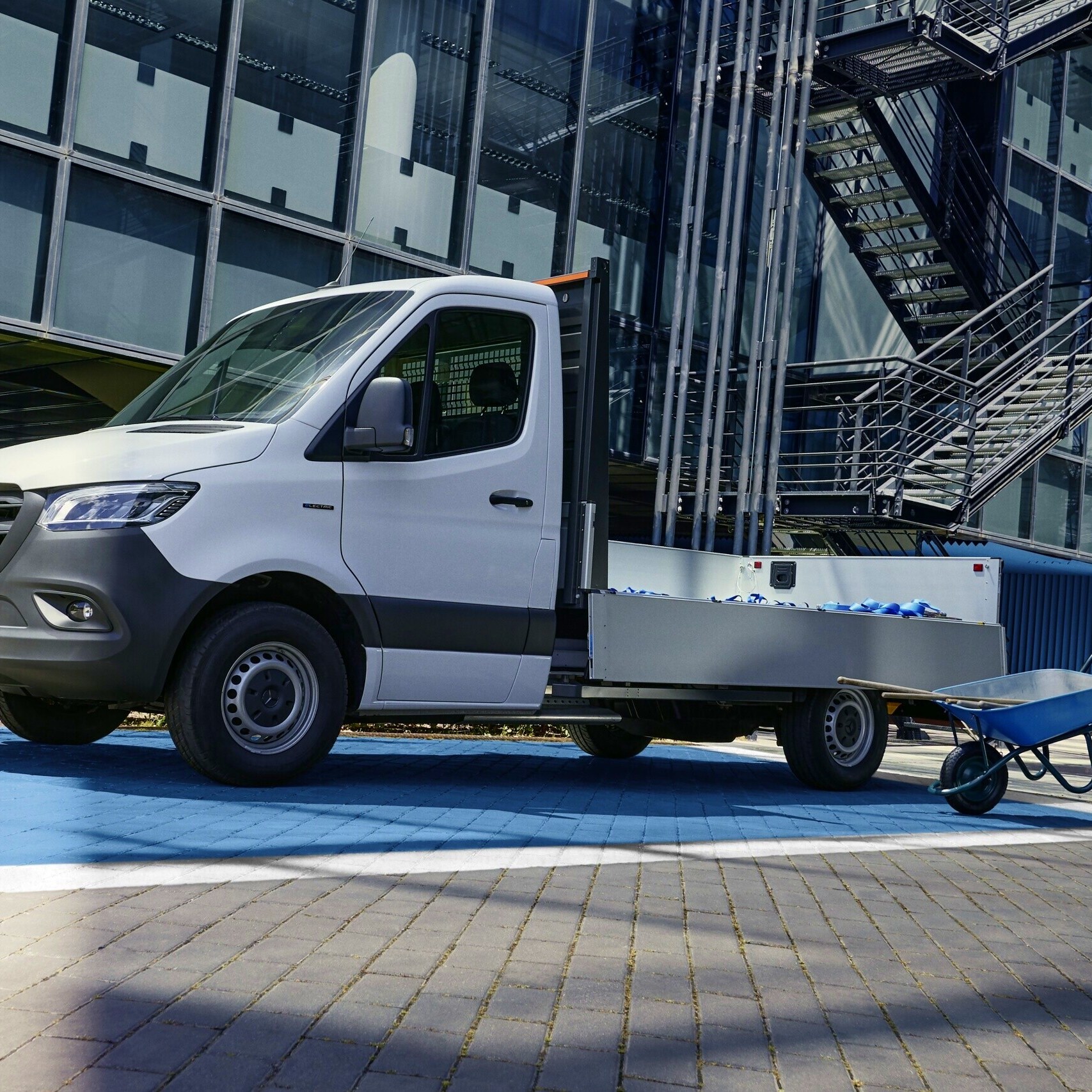 Mercedes-Benz eSprinter Chassibil som flakbil i arbete