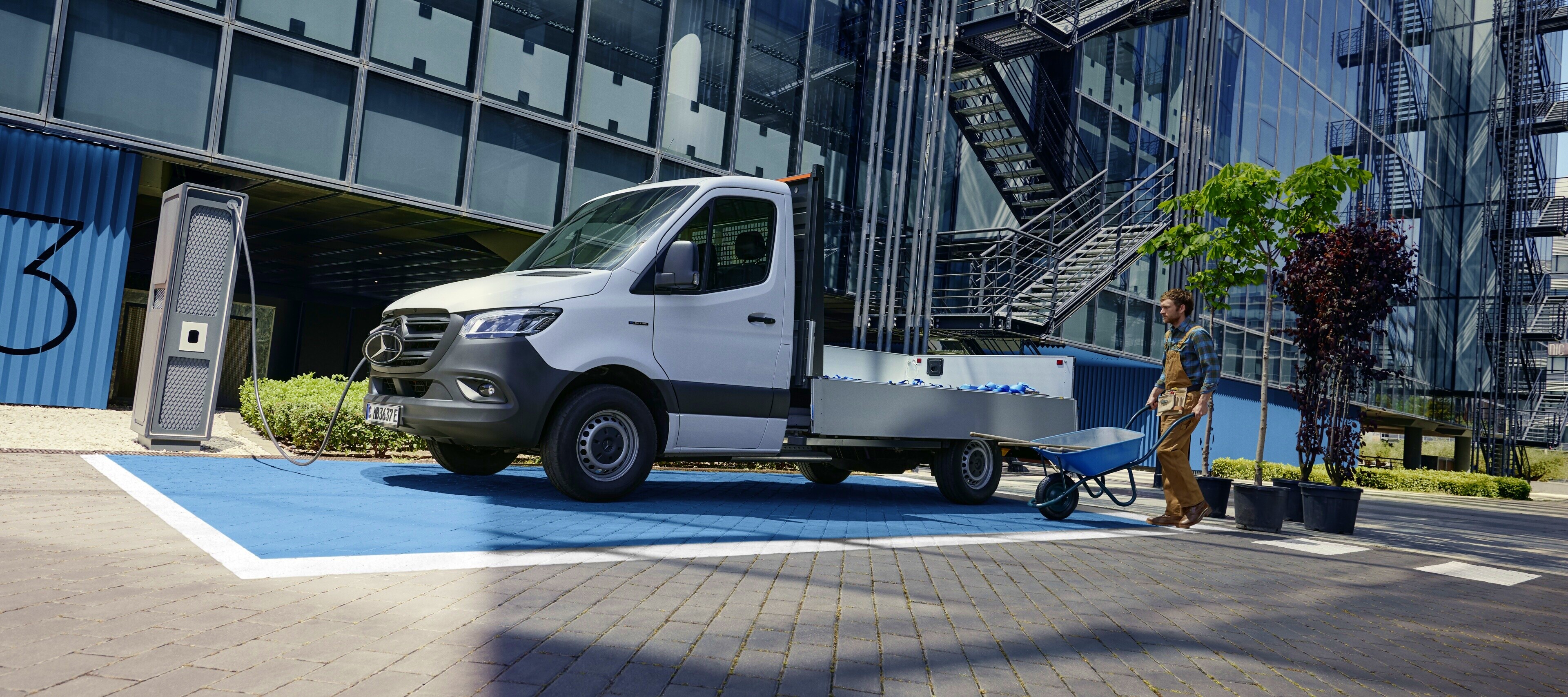 eSprinter Chassi | Mercedes-Benz Transportbilar Mercedes-Benz eSprinter Chassibil som flakbil i arbete