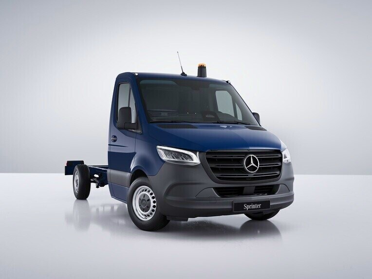 Mörkblå Mercedes-Benz Sprinter Chassi sedd framifrån