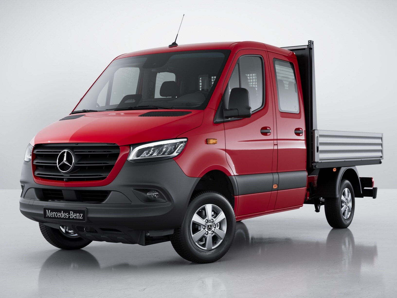 Röd Mercedes Sprinter Flakbil sedd snett framifrån