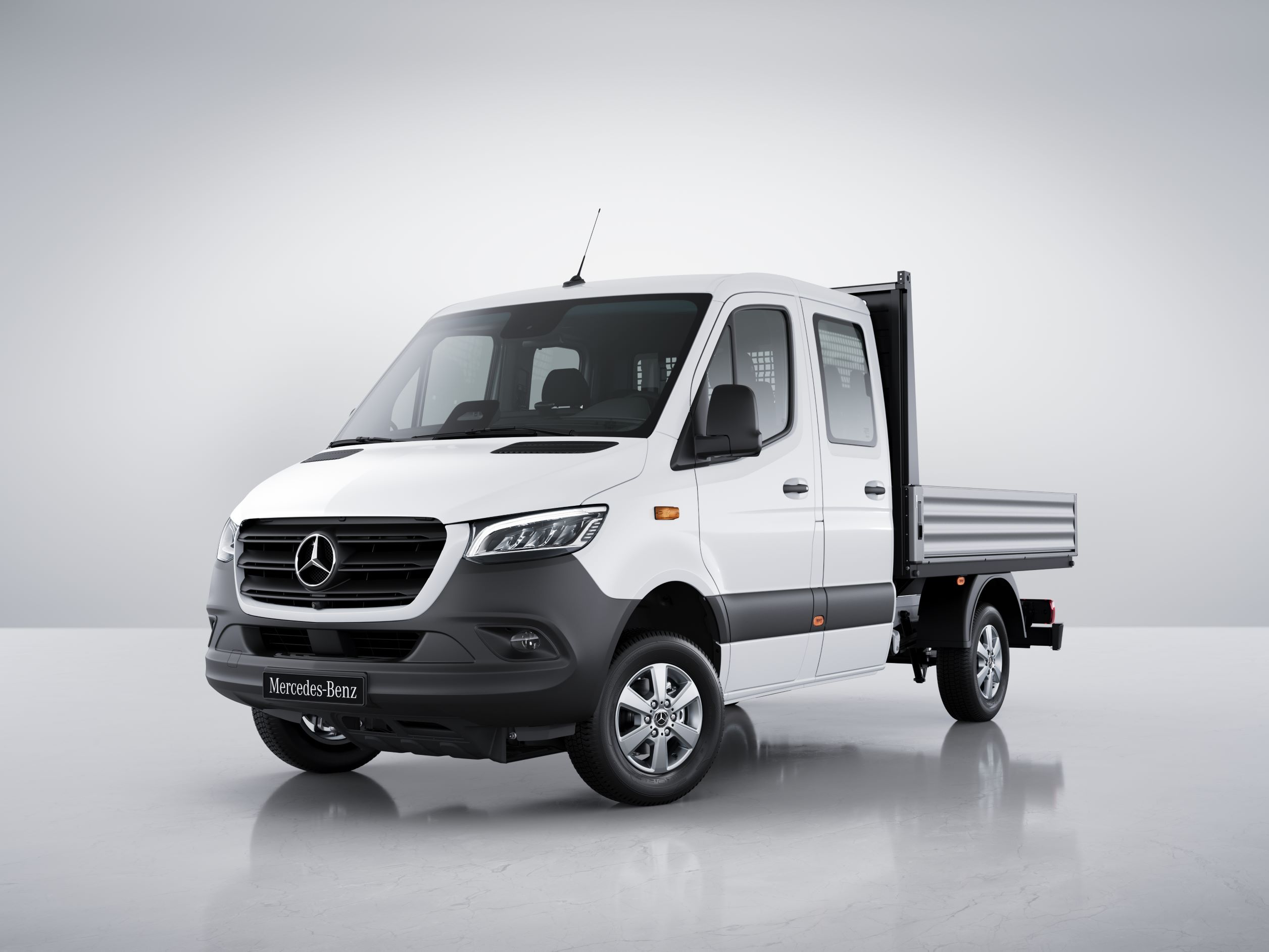 Översikt | Sprinter Flakbil | Mercedes-Benz Transportbilar Vit Sprinter Flakbil från Mercedes-Benz sedd snett framifrån