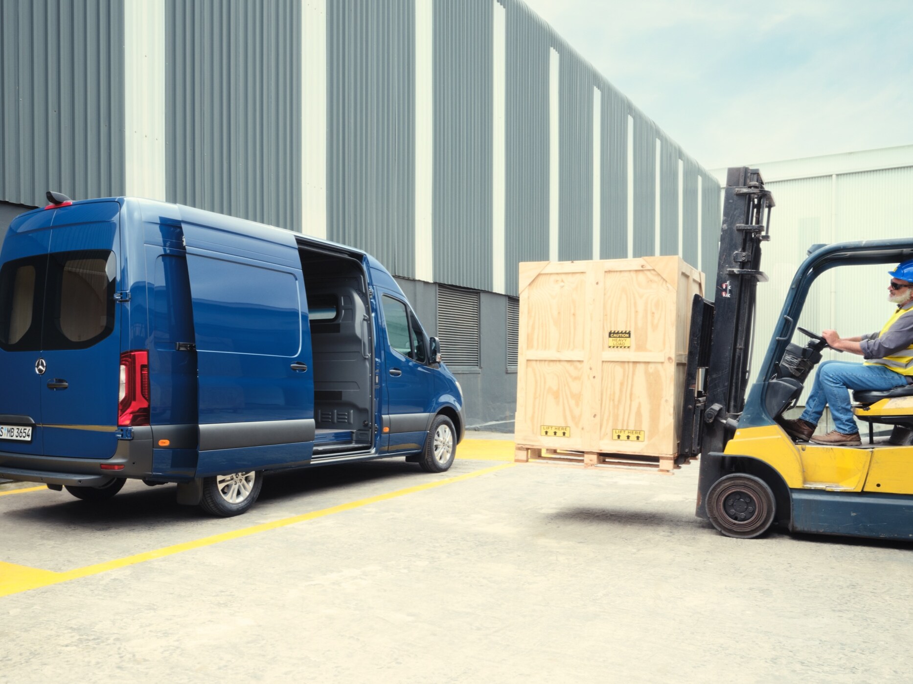 Mercedes-Benz Sprinter Skåpbil lastas av en gaffeltruck