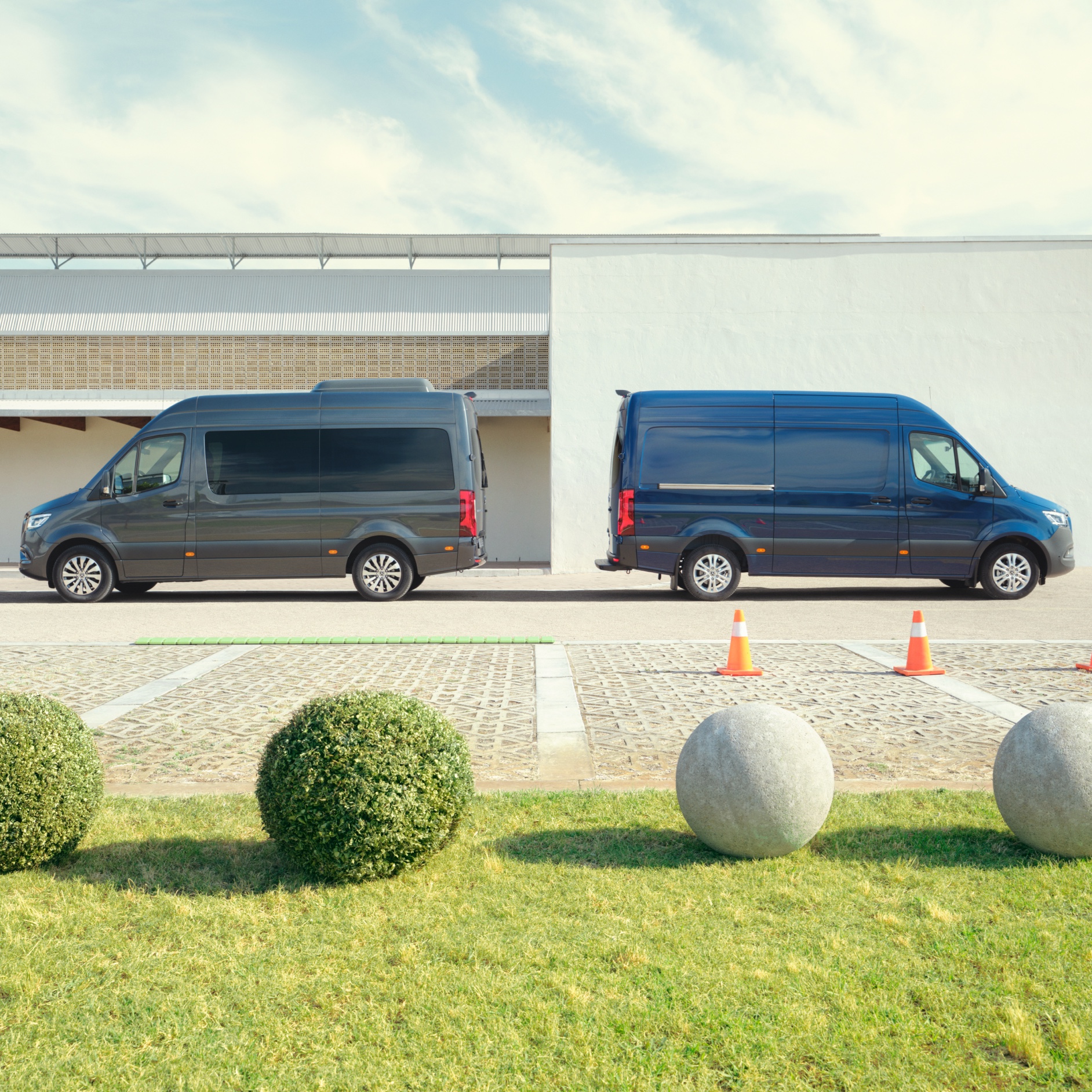 Nyheter | Sprinter och eSprinter | Mercedes-Benz Transportbilar Mercedes-Benz Sprinter Tourer och Skåpbil på en parkeringsplats