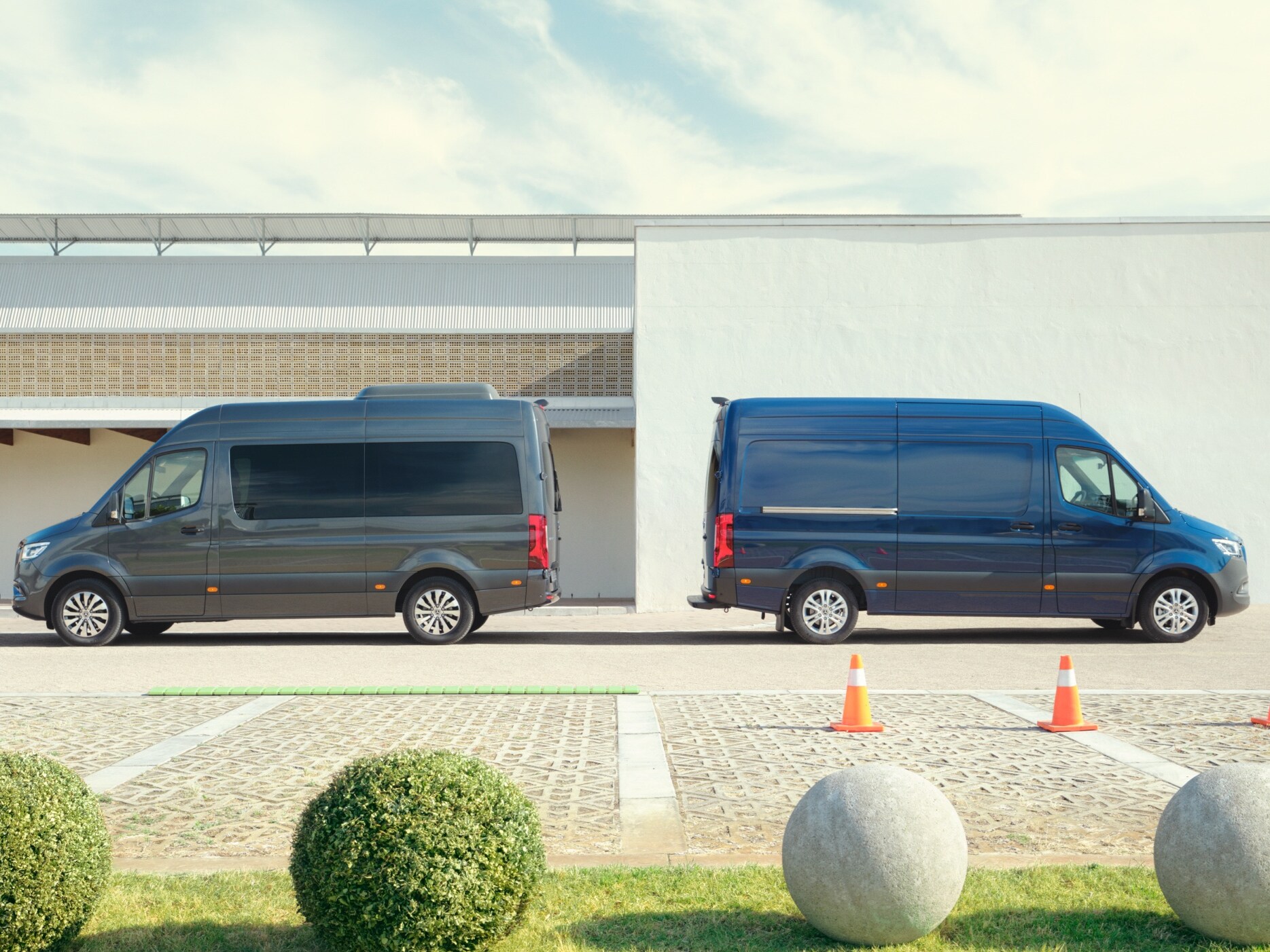 Mercedes-Benz Sprinter Tourer och Skåpbil på en parkeringsplats