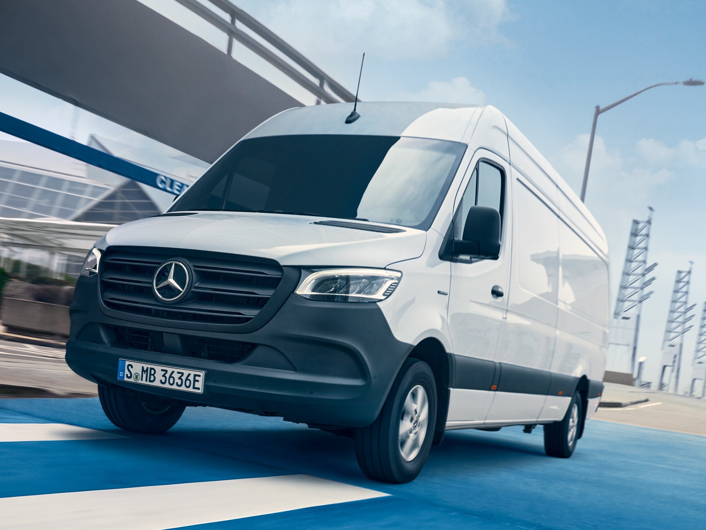 Mercedes-Benz transportbil kör på vägen.