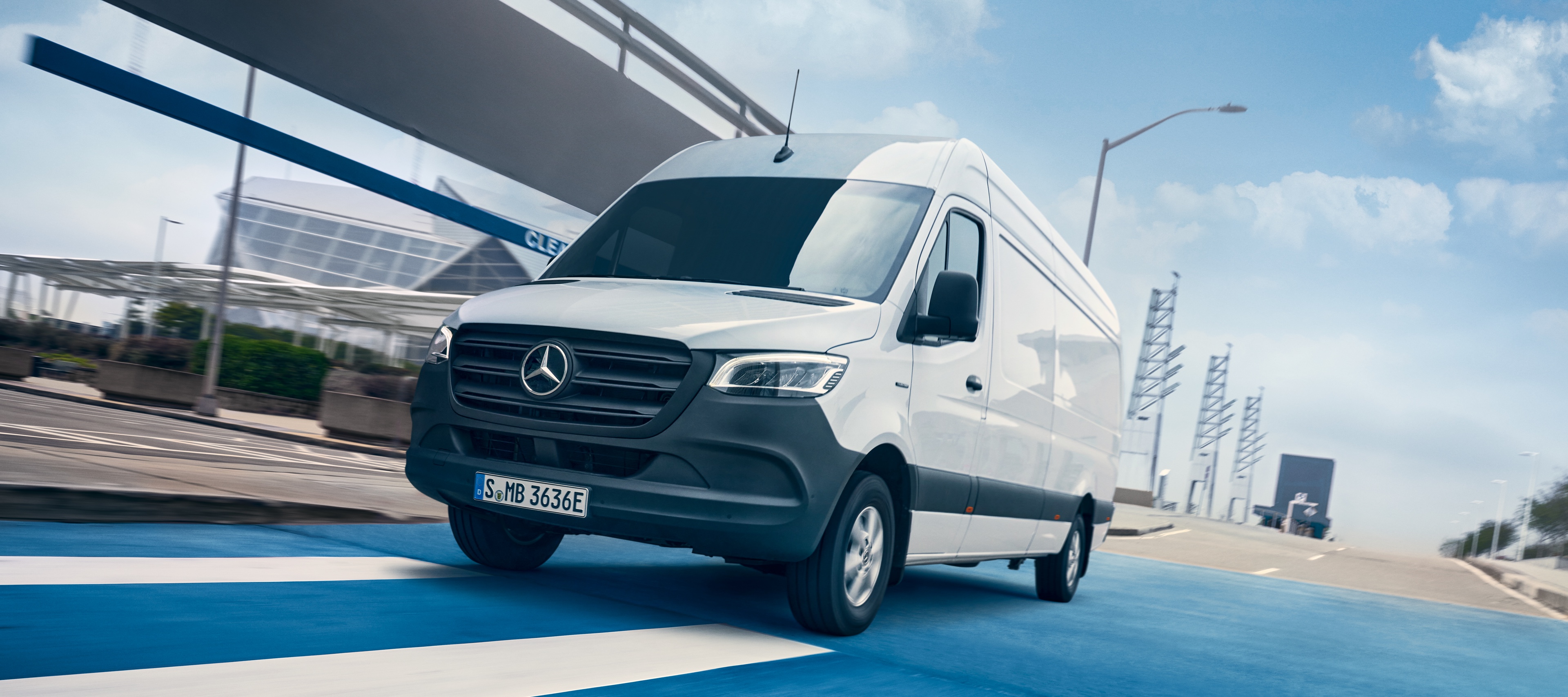 B-körkort | eSprinter kampanj | Mercedes-Benz Transportbilar Mercedes-Benz transportbil kör på vägen.