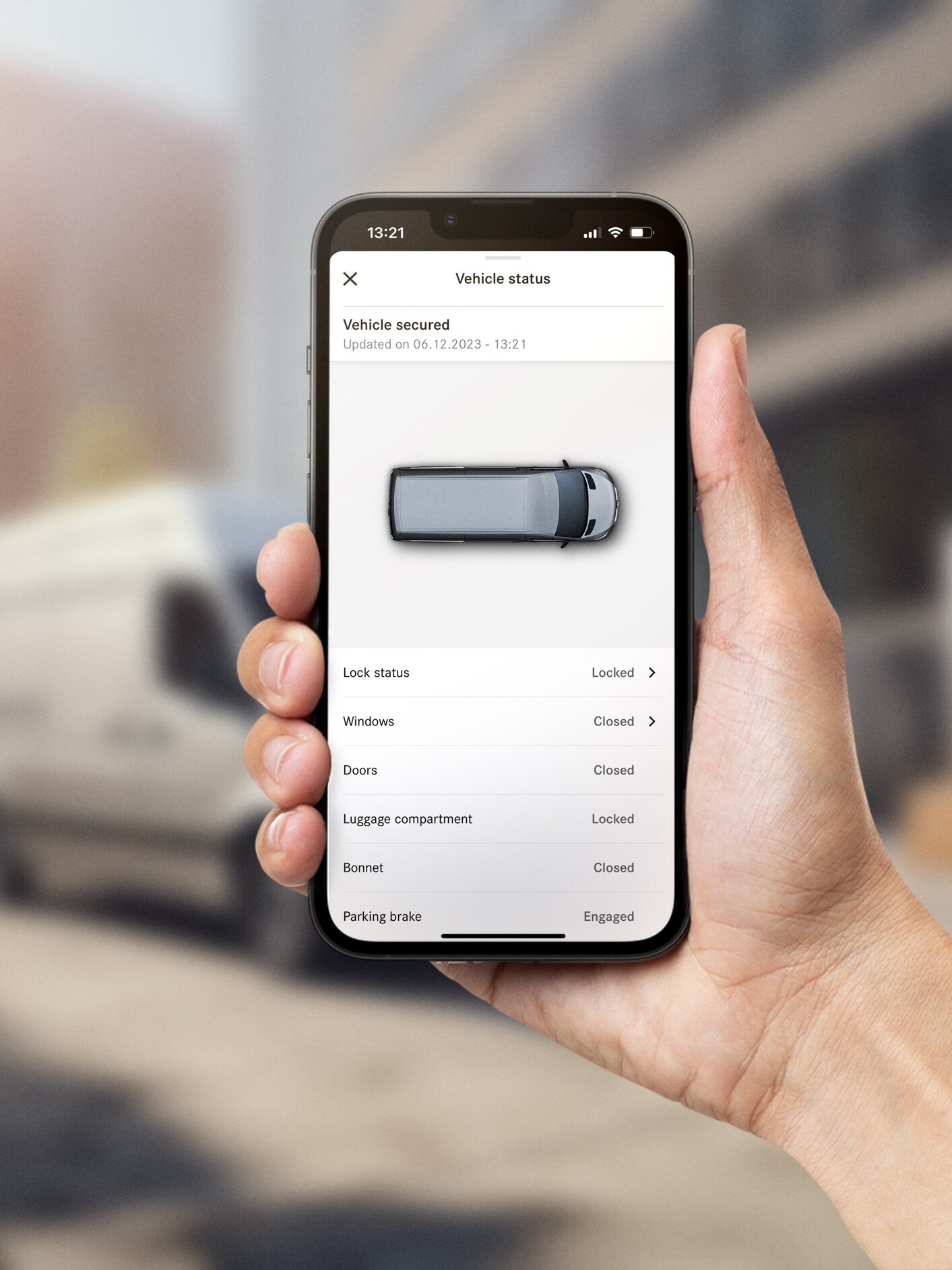 Telefon visar digitala tilläggsfunktioner för Mercedes-Benz transportbil