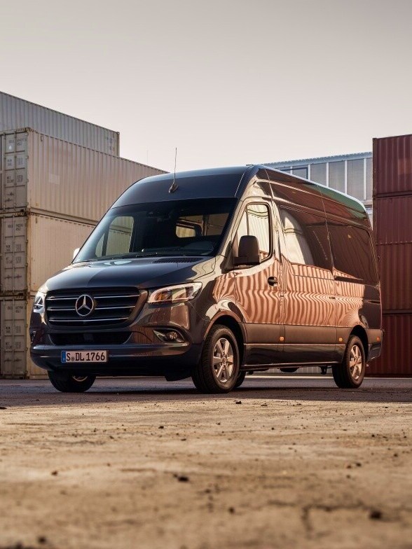 Mörkblå Sprinter Skåpbil från Mercedes-Benz parkerad vid containerhamn