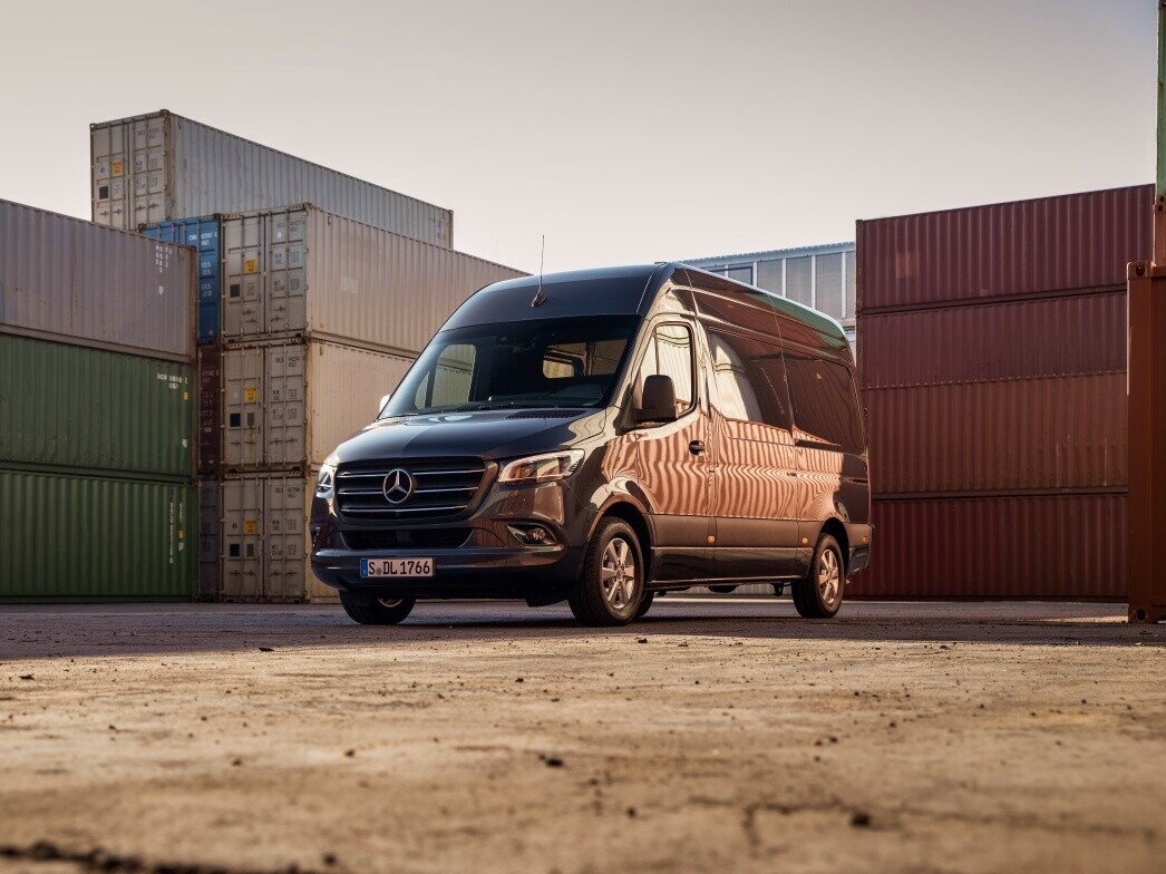 Arbetsbilar på el | Arbetsbilar | Mercedes-Benz Transportbilar Mörkblå Sprinter Skåpbil från Mercedes-Benz parkerad vid containerhamn