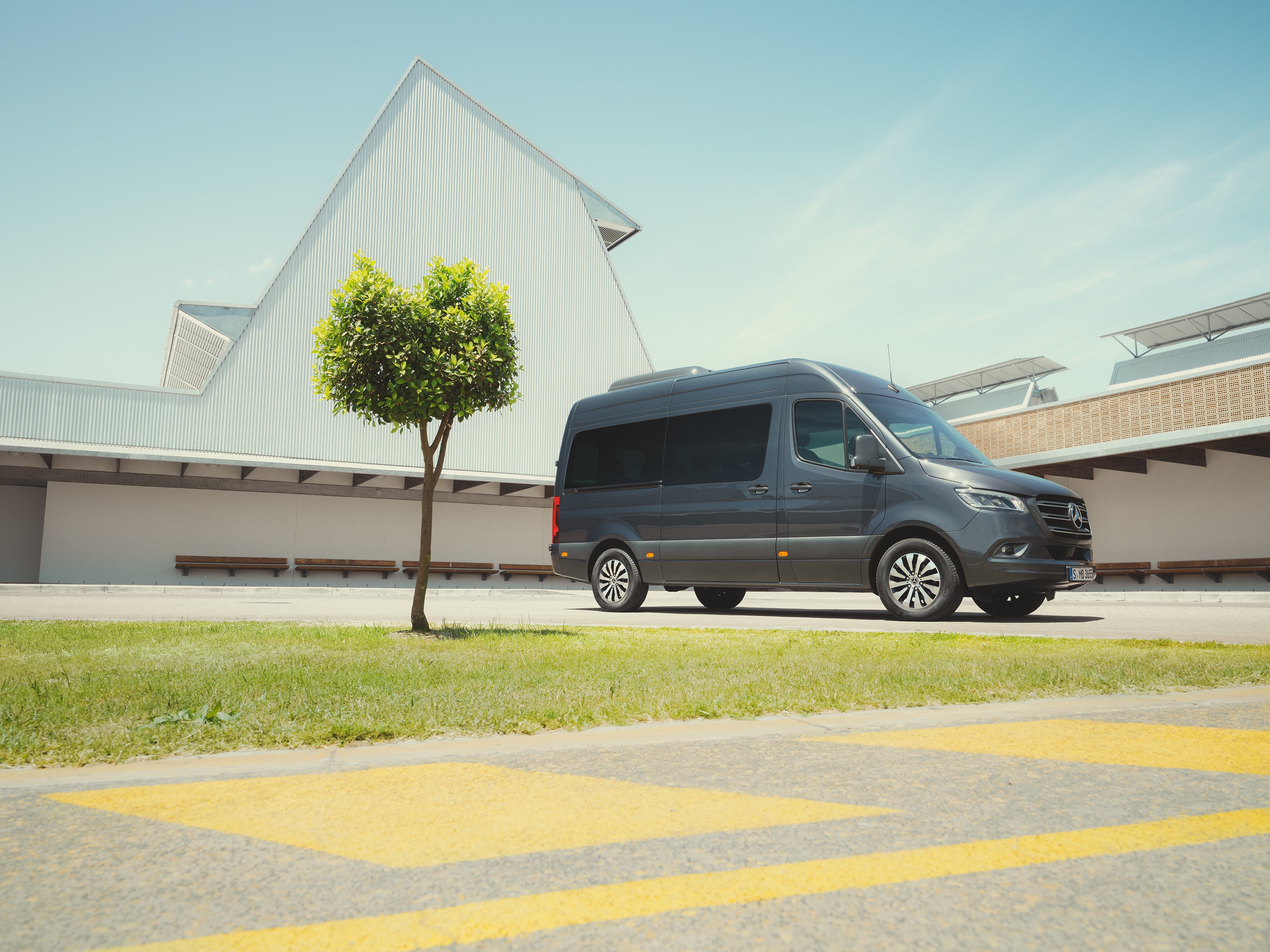 Sprinter Tourer | Allt om Sprinter | Mercedes-Benz transportbilar Mercedes‑Benz Sprinter Tourer i en stadsmiljö, med fokus på premium persontransporter