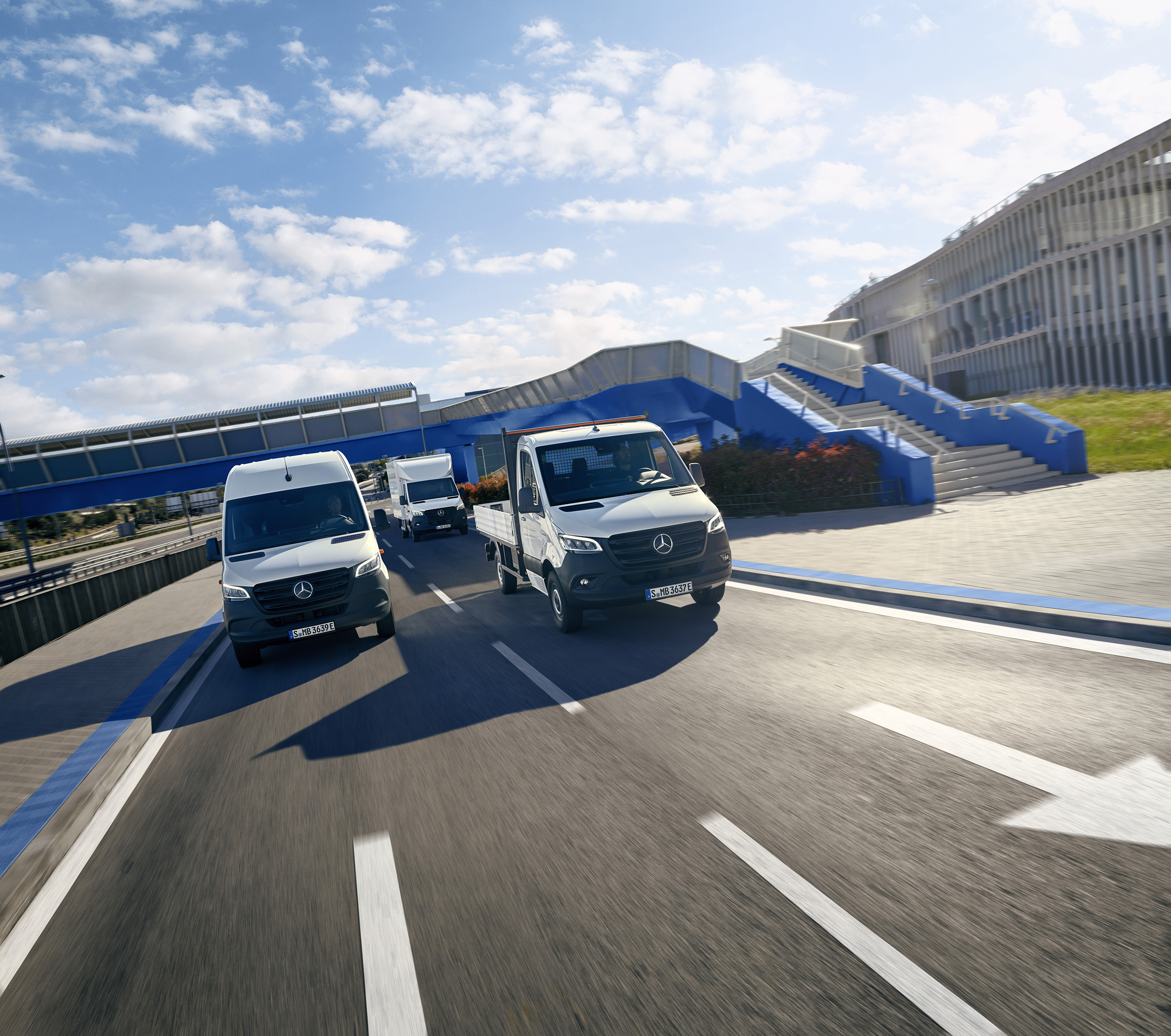 eVito skåpbil och Tourer | Allt om Vito | Mercedes-Benz eVito skåpbil och Tourer framför en futuristisk byggnad