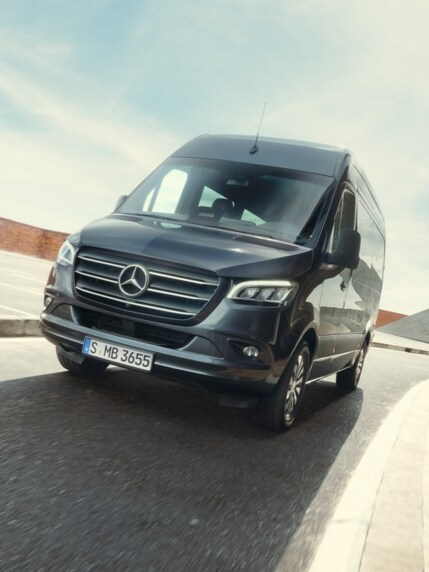 Mercedes-Benz minibuss kör på väg