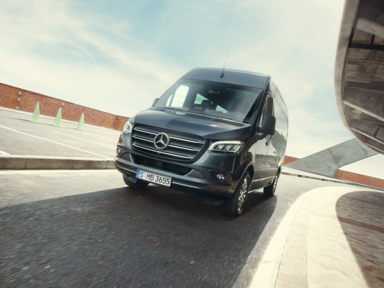 Mercedes-Benz minibuss kör på väg
