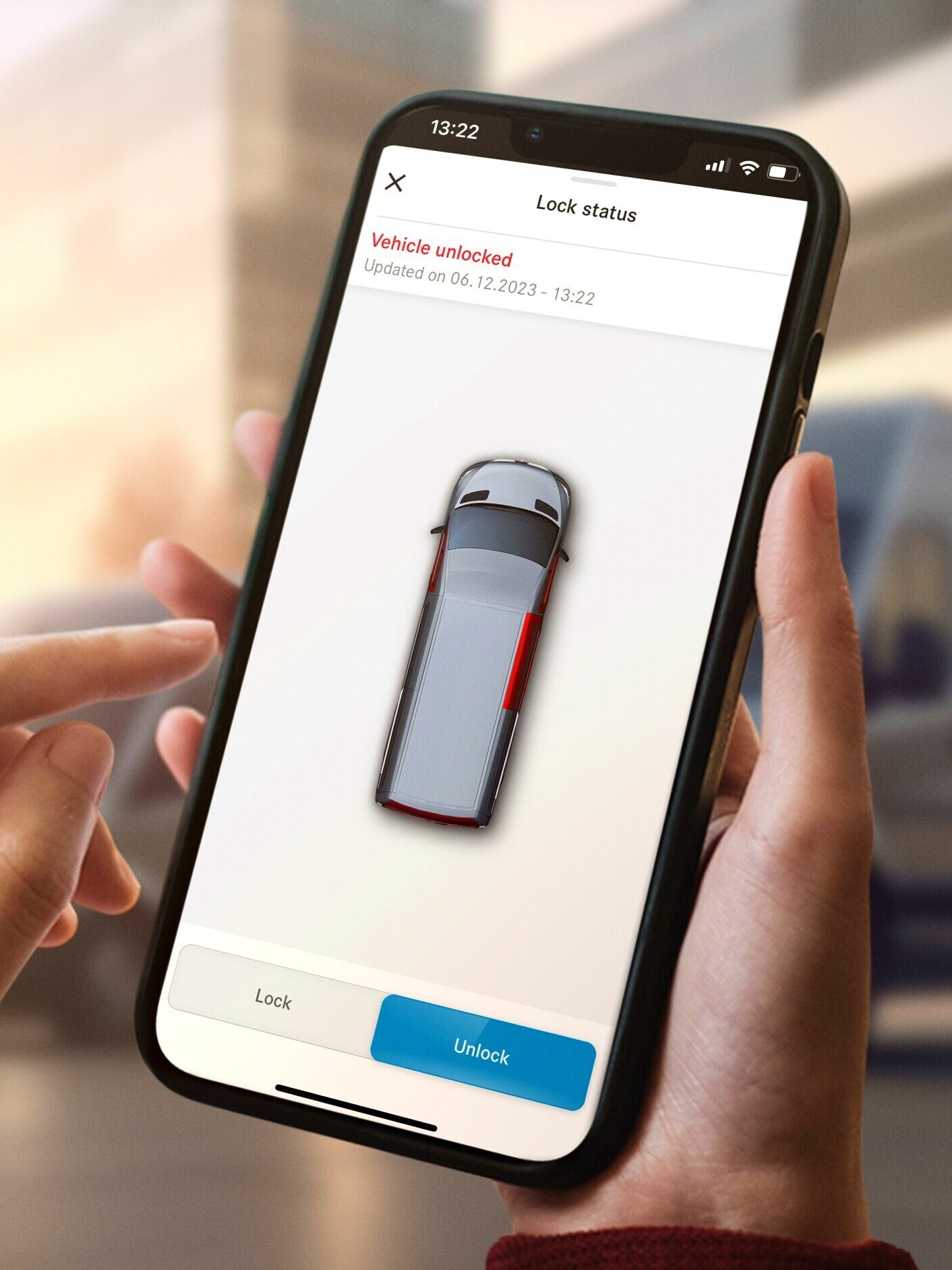 Telefon visar digitala tilläggsfunktioner för Mercedes-Benz transportbil