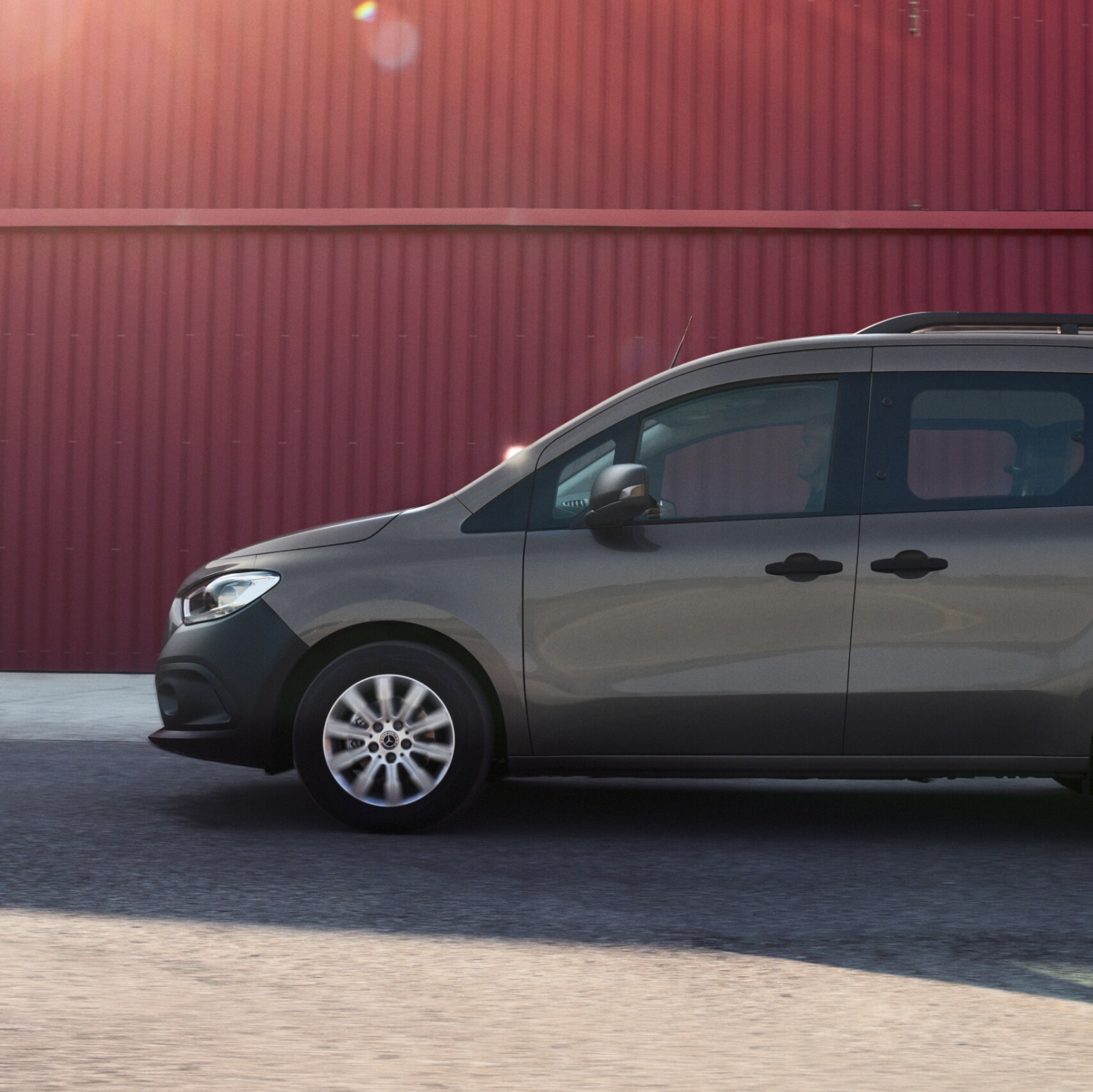 Mercedes-Benz Citan Tourer från sudab vid röd lagerbyggnad